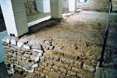 <p>Vloer en fundamenten van de oudste tempel (Derks e.a. 2008).</p>
